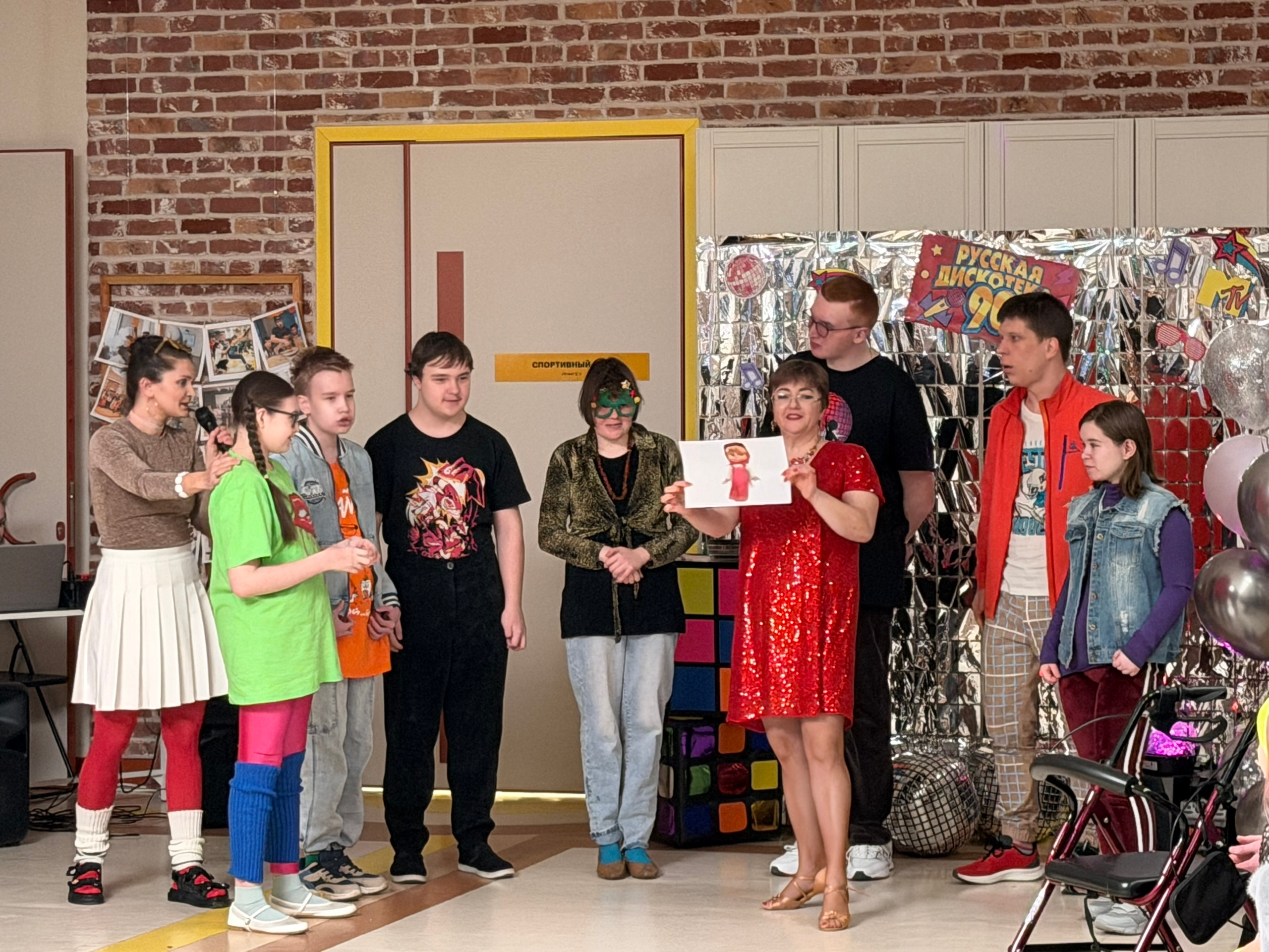 Новогодняя дискотека в стиле 90-ых