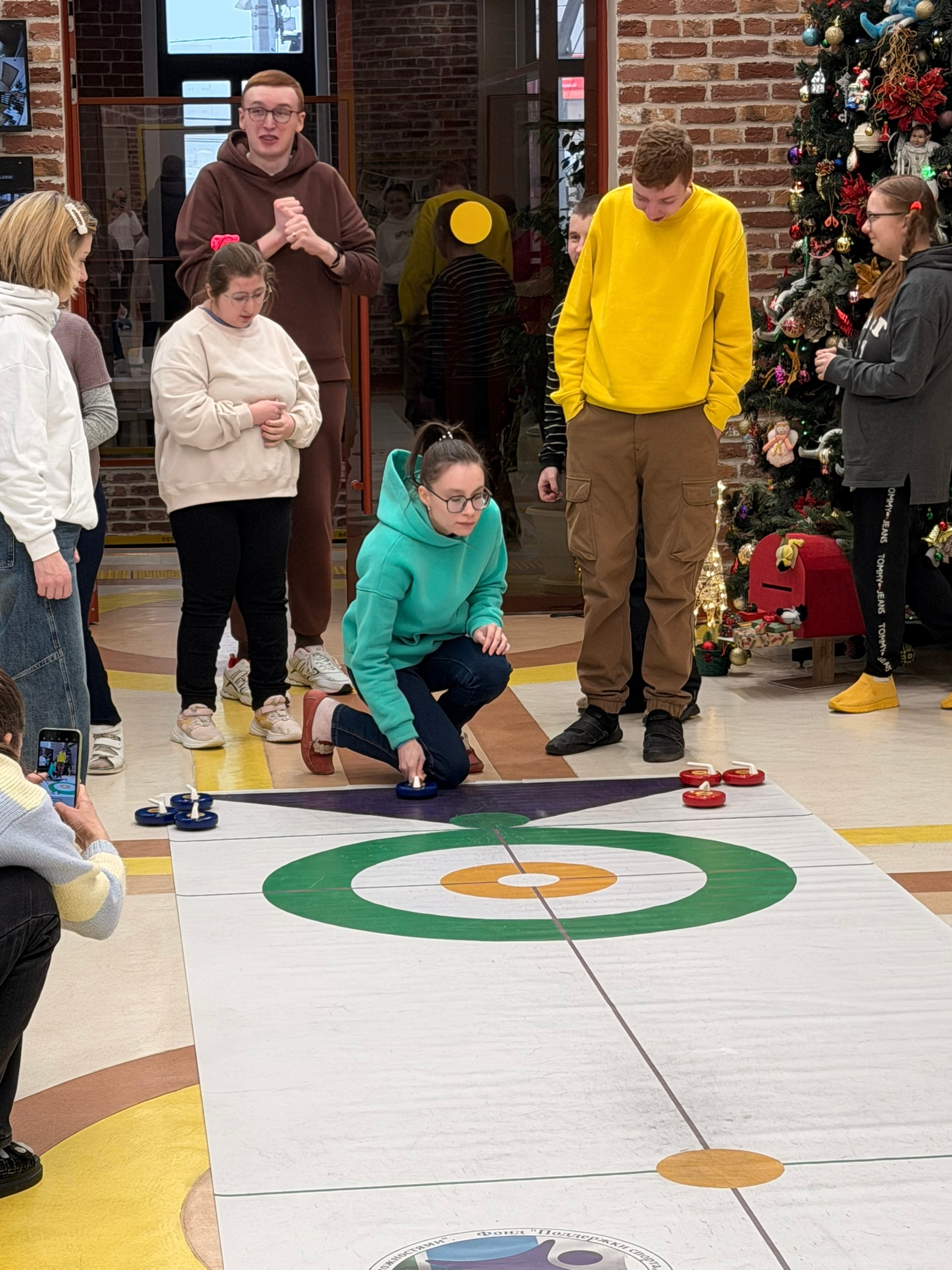 Настоящий лед, настоящий керлинг и по-настоящему счастливые лица!