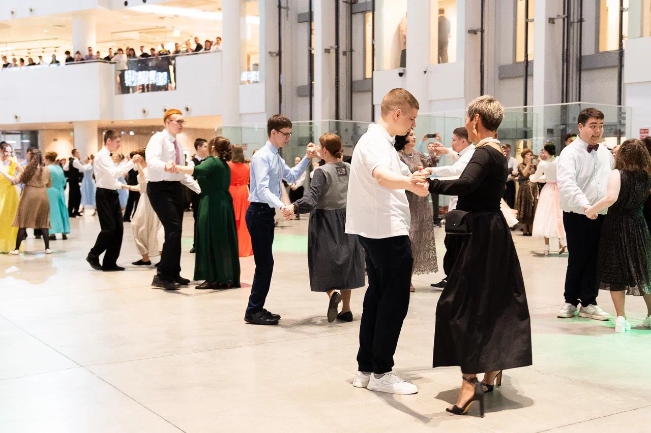 14 апреля в рамках юбилейного V форума-выставки социальных технологий «СОЦИО» состоялось по-настоящему особенное событие — инклюзивный «Бал в городе Е»!